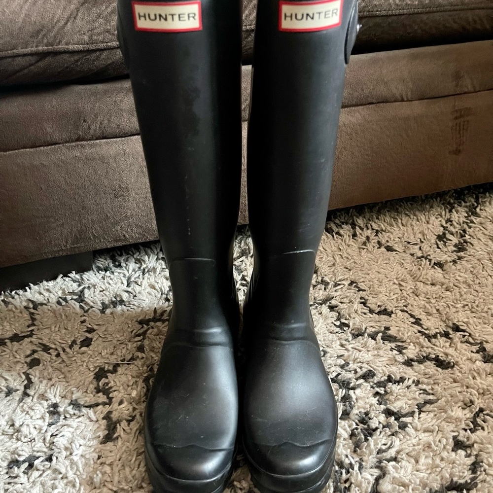 Women’s size 8 Black Hunter Rain boots.